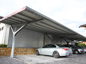 Formschnes Carport mit Solaranlage